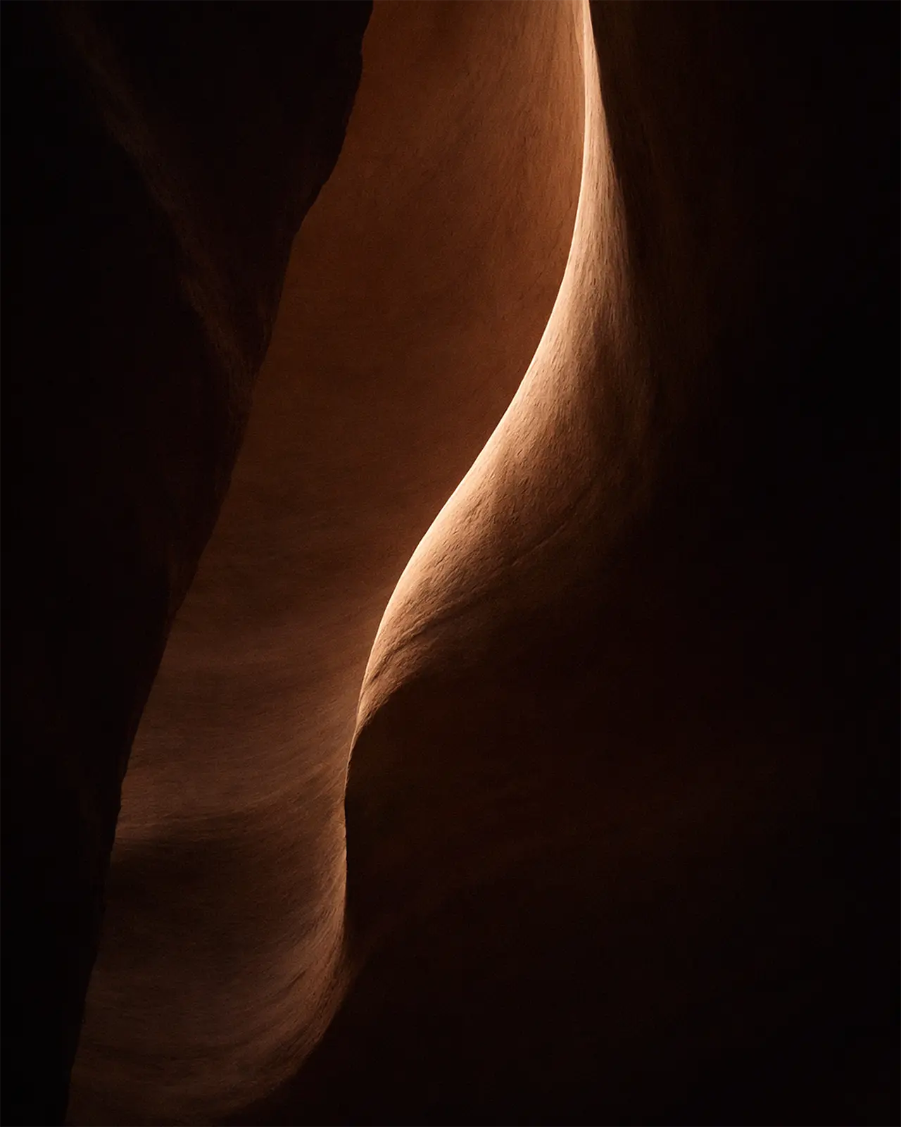 Una luce nella roccia simboleggia la visione di Nevele Digital Boutique